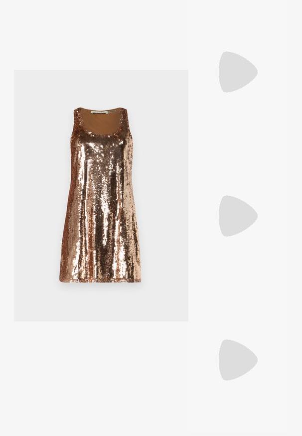 Robe en sequins bronze avec un design sans manches, un col rond et une texture de tissu lisse, présentant une surface brillante et réfléchissante.; Mules à talons hauts en cuir noir, avec un design à bout ouvert, pointu, texture lisse et un fin talon aiguille.; Sac à main en cuir noir au design épuré, avec un logo argenté ailé et une anse en chaîne. Fini texturé avec fermeture éclair.; Collier en cordon tressé noir avec un pendentif en forme de cœur en or poli, aux courbes douces et à la finition brillante.