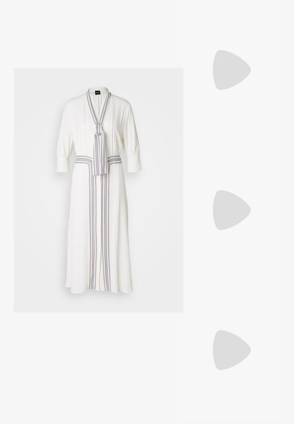 Balta kleita ar ietīšanas dizainu, ar strīpainu jostu ap kaklu un centrālo strīpu apdari priekšpusē, trīs ceturtdaļu piedurknes.; Melnas augstpapēžu sandales ar plāniem siksniņām un mezgla dizainu, gluda kvadrātveida purngalu un elegantu stiletto papēdi.; Gaiši pelēka metāla rokassoma ar ķēdes siksnu, rotāta ar mazām apaļām metāla kniedēm un trīsstūra zīmola logo.; Sudraba stīpas auskari ar gludu, spīdīgu virsmu, izceļas ar izliektaveida formu un aizdari ar tapu. Minimālistisks dizains ar mūsdienīgu apdari.