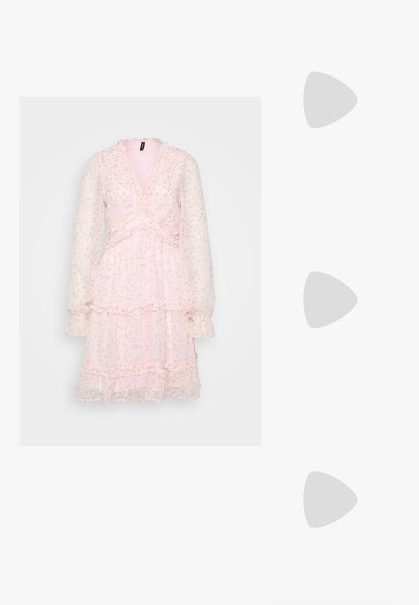 Vestido floral rosa con mangas largas de tela transparente, escote en v, detalles con volantes y falda en capas. Hecho de una tela ligera y fluida.; Zapatos de tacón negro con punta afilada y correa ajustable en el tobillo. Confeccionados en cuero suave, presentan un tacón grueso.; Gafas de metal dorado con lentes ovalados, brazos delgados y almohadillas nasales transparentes. Presentan sutiles acentos en las bisagras y lentes transparentes.; Bolso de mano de cuero vegano blanco con diseño curvado, que presenta un cordón decorativo en los laterales y una sola correa para el hombro.