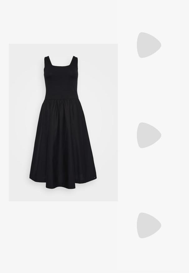 Crna haljina s prilagođenim rebrastim korpusom i raširenom suknjom. Uključuje kvadratni dekolte, široke naramenice i glatku teksturu tkanine.; Crne sandale s trakama, kvadratnim prstom i niskom blok petom. Ima više tankih trakica i podesivu trakicu oko gležnja. Izrađene su od glatke kože.; Crna kožna torba za nošenje s glatkom teksturom, strukturiranim oblikom, dvije ručke i istaknutim srebrnim kopčanjem na prednjoj strani.; Srebrna dvostruka prsten s glatkom, poliranom površinom. Karakterizira ga fluidan, zakrivljen dizajn s preklapajućim sekcijama za moderan izgled.; Srebrna dvostruka prsten s glatkom, poliranom površinom. Karakterizira ga fluidan, zakrivljen dizajn s preklapajućim sekcijama za moderan izgled.