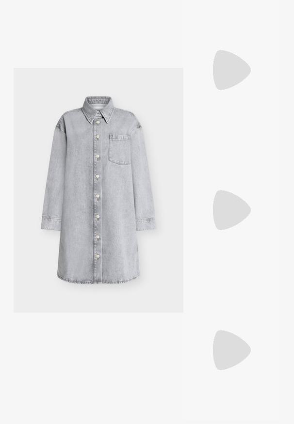 Svijetlosiva jakna-haljina od trapera s prednjim preklopom na gumbe, usmjerena ovratnikom, dugim rukavima i džepom na prsima. Glatka tekstura.; Smeđi kožni baletni stan sa zaobljenim prstima i malim blok-petama. Ima tanak mašnu na prednjem delu i suptilne šavove.; Sunčane naočale u boji kornjače s ovalnim okvirom i zelenim staklima. Imaju tanke ručke s metalnim detaljem blizu šarki.; Tkana žuta torba s zakrivljenom ručkom i neuređenim oblikom. Teksturirana površina sadrži uzorak u obliku križa.