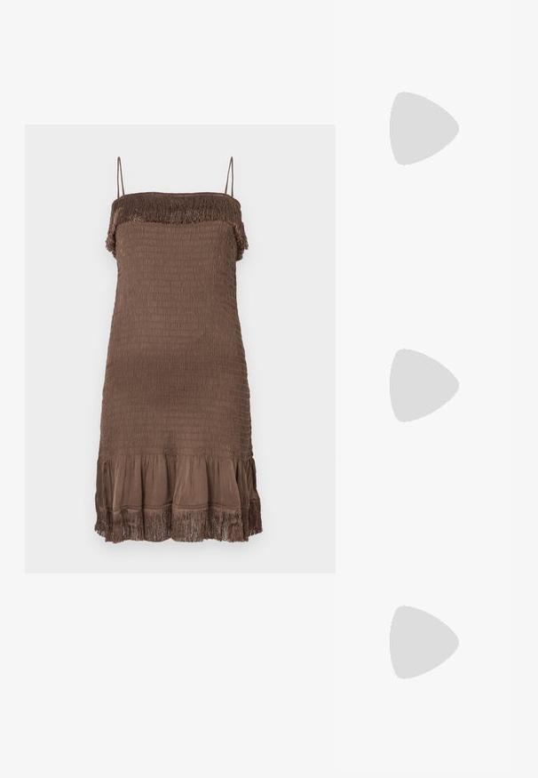 Pruun, varrukateta kleit, millel on kroogitud tekstuur, narmendav ülemine äär ja lõdvendatud alumine volang. Valmistatud pehmest kangast.; Metallilise hõbedase värvi kõrge kontsaga sandaal avatud varbaga, millel on jalas kolm õhukest rihma ja pahkluuring koos kinnitusega.; Kuldne metallist käekott, millel on sile tekstuur ja kolmnurkne klapp. Kotti hoidev käsi on hoolikalt maniküüritud küüntega.; Hõbedane rõngas kõrvarõngas poleeritud viimistlusega, millel on väikesed kuldsed aktsendid ja ümmargune kuju, kantud lobus.