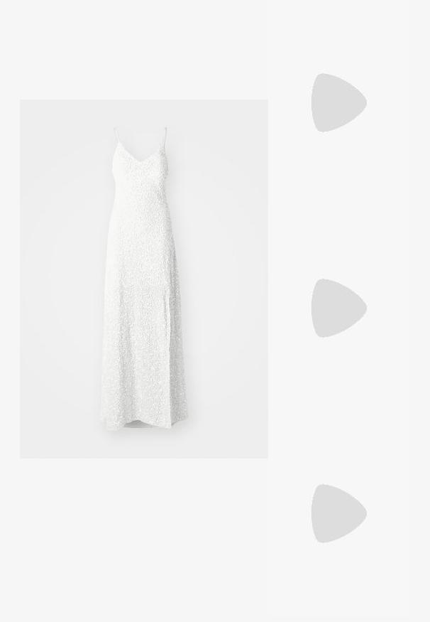 YAS YASMIRA STRAP TRAIN DRESS CELEB - Oblačila za posebne priložnosti - gardenia; Črne patentne usnjene sandale s koničastim nosom, zankami okoli gležnja s srebrnimi sponkami in opremo ter vitkimi petami.; Metalna zlata torbica z gladko, zaobljeno obliko, opremljena z zgornjim gumbom in majhnim verižnim ročajem za nošenje.; Srebrn dvojni prstan z gladko, polirano površino. Ima tekoč, ukrivljen dizajn z prekrivajočimi se sekcijami za sodoben videz.