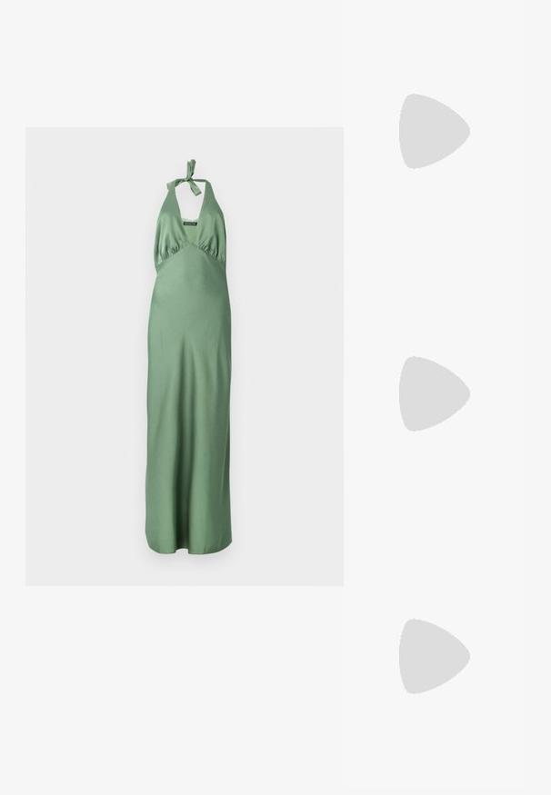 Lang grøn satin kjole med halterneck og bindebånd, der har en tætsiddende liv og en svævende nederdel. Glat tekstur og minimalistisk design.; Sorte patentlæder slingback hæle med spids tå og en geometrisk blok hæl. Har et elegant, minimalistisk design og en glat tekstur.; Sort læderhåndtaske med en buet form, aftagelig rem og guldfinish. Tasken har en klap med en spænde detalje.; Guldtonede øreringe formet som forlængede kegler med spiralskæringer. Glat overflade med reflekterende finish, der har buede detaljer.