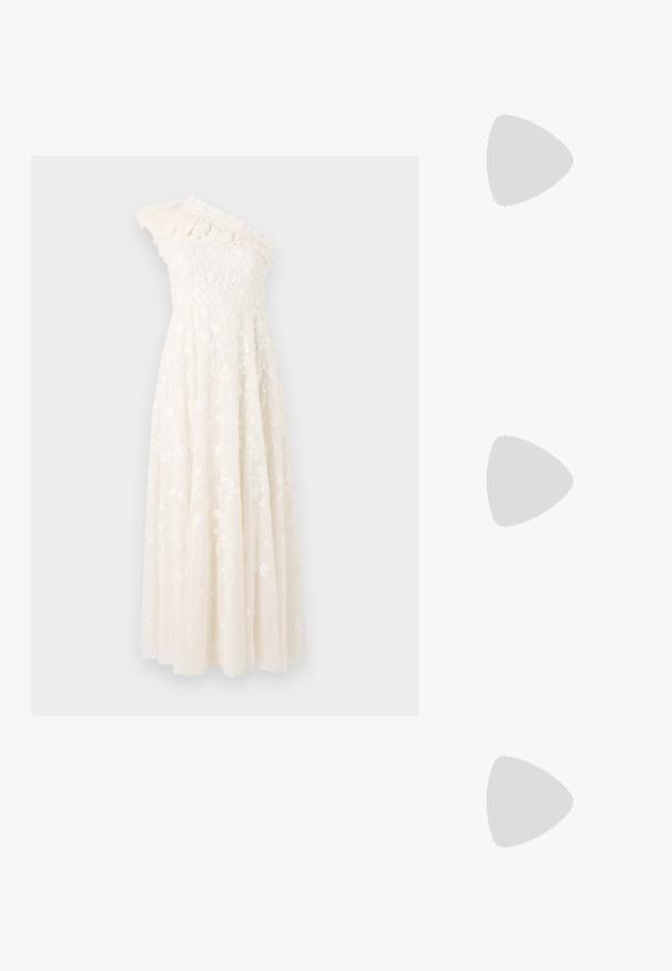 Eén-schouder ivoorkleurige jurk met ruffle-details, geborduurd bloemenpatroon, aansluitende lijfje en vloeiende lange rok.; Zwart patent slingback hak met een spitse neus, voorzien van een gestructureerde slangenprint, verstelbare band en een korte, gestructureerde blokhak.; Zwarte leren schoudertas met twee vo pockets, gouden gespen, ritsluiting en een smalle band. Tekstuur oppervlak en compacte rechthoekige vorm.; Gouden oorbellen met een rechthoekige, heldere kristal die onder een rij kleine, ronde heldere accenten hangt. Strak, modern ontwerp.