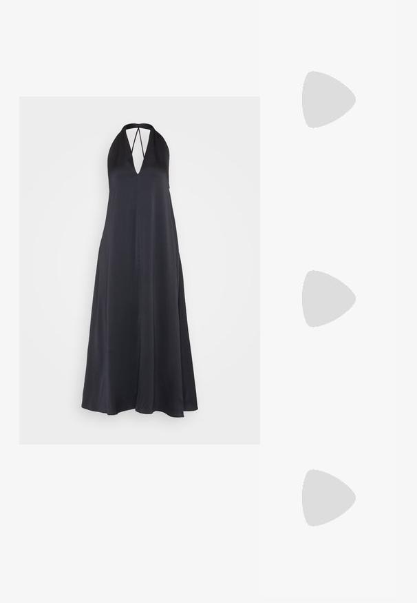 Črna halter obleka z globokim V-izrezom, tekočo silhueto in dolžino do tal. Gladek, teksturiran material z odprtimi hrbtnimi detajli.; Črne lakirane slingback pete s koničastim nosom in geometrijsko blokasto peto. Imajo eleganten, minimalističen dizajn in gladko teksturo.; Črna usnjena torbica s ukrivljeno obliko, z odstranljivo naramnico in zlatimi dodatki. Torbica ima pokrov s podrobnostmi v obliki zaponke.; Zlato-tonirani uhani v obliki obroča z gladko, polirano površino. Imajo obliko polkroga in varno zaponko na peto.