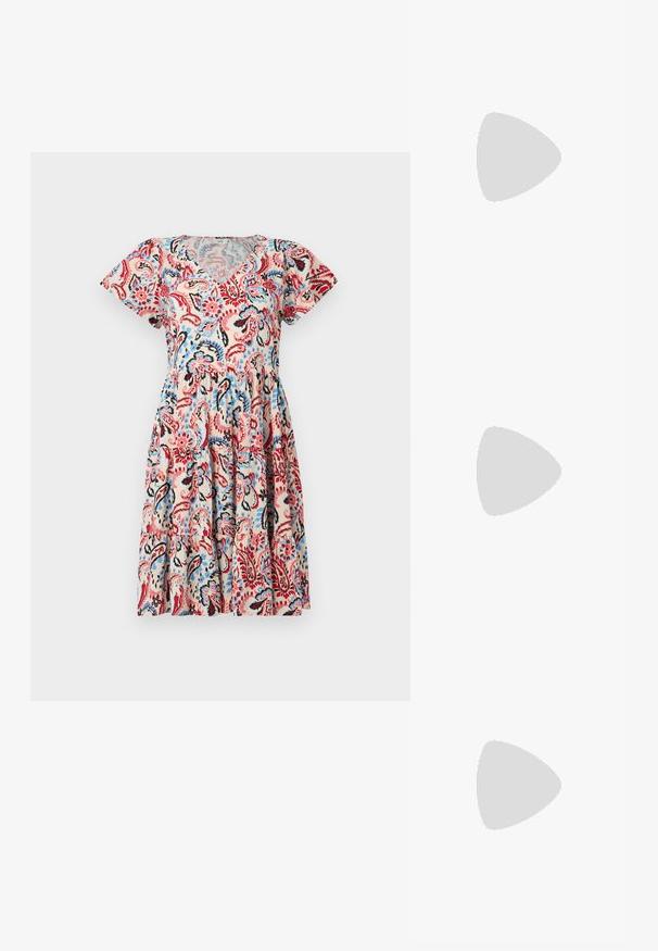 Kortærmet V-halskjole med beige baggrund, prydet med et farverigt paisley-mønster i rød, blå og sort, med draperet talje-detail.; Hvid ribbet tanktop med tynde stropper, der har en tætsiddende form og en glat tekstur. Ingen mønstre eller hardwaredetaljer til stede.; Sorte læder ballerinaer med spids tå, ankelbinding og flad sål, der har en glat tekstur og minimalistisk design.; Cremefarvet kjole med røde prikker, flæser ved ærmerne, taljen er snøret ind; parret med en lille hvid håndtaske og nude stiletter.