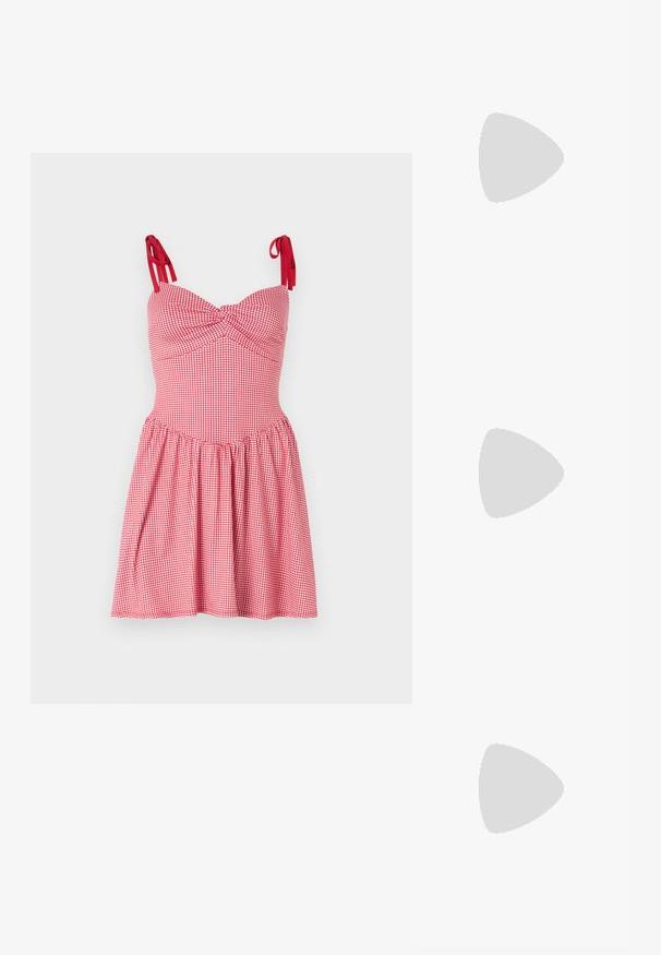 Vestido de gingham vermelho e branco com corpete justo, alças ajustáveis e saia ampla. O material tem uma textura suave com um padrão quadriculado.; Sapatos de salto alto metálicos dourados, com biqueira em ponta e salto grosso. Textura suave, design minimalista e uma tira estreita.; Bolsa de couro preta com forma curva, alça destacável e detalhes em dourado. A bolsa possui uma aba com detalhe de fivela.; Brinco em metal dourado com um design elegante e curvo. Apresenta uma forma pontiaguda distinta, superfície polida e fecho por dobradiça.