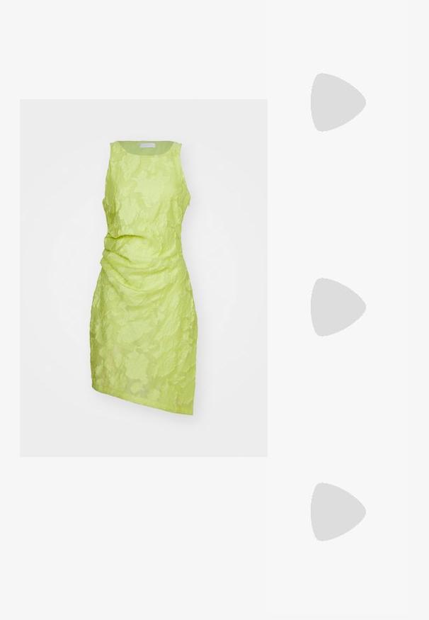 Limegrønn ermeløs kjole med teksturert blomstermønster og samlet detaljer på siden, med rund hals og asymmetrisk nederkant.; Sorte skinnslingback hæler med spiss tå-design, som har et utsnitt foran og en tynn stilettohæl.; Mascara Clutch - gold-coloured/silver-coloured; Sølv hoop øredobber med en glatt, avrundet design og en elegant, polert finish. Har en minimalistsk form med en liten åpning.