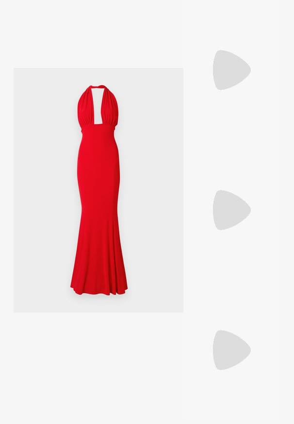Vestido rojo con halter hecho de una tela ajustada, con un escote pronunciado y un dobladillo acampanado. Textura suave sin patrones o adornos visibles.; Sandalia de tacón metálica dorada con un tacón de bloque angular, dos correas sobre el pie y una correa ajustable en el tobillo. Textura suave.; Bolso de piel blanco con forma curvada, correa ajustable y un pequeño detalle de hebilla. La modelo lleva un conjunto negro ajustado.; Pendientes de aro en tono dorado con un acabado suave y pulido. Presentan una forma de medio círculo y un cierre de poste seguro.