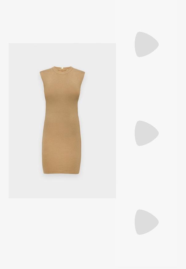 Pletené bezrukávové šaty v svetlej béžovej farbe, s vysokým výstrihom a priliehavým strihom. Hladká textura s minimálnymi detailmi.; Čierne patentové slingback topánky na ihlovom podpätku s špicatou špičkou, s textúrovaným hadím vzorom, nastaviteľným popruhom a krátkym, textúrovaným blokovým podpätkom.; Čierna kožená crossbody taška s dvoma prednými vreckami, zlatými sponami, zipsovým uzatváraním a úzkym popruhom. Štruktúrovaný povrch a kompaktný obdĺžnikový tvar.; Náušnice vo forme zlatých kovových kruhov s zakriveným, predĺženým tvarom. Majú hladký, lesklý povrch a zaoblený koniec pre pridanie detailu.