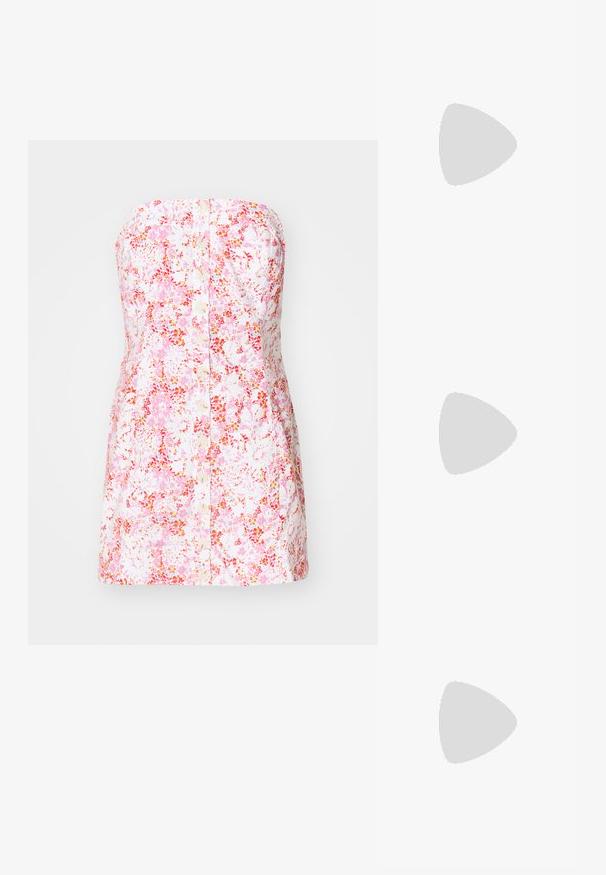Robe sans bretelles en tissu en coton rose et blanc, présentant un devant à boutons et une silhouette ajustée en A.; Chaussure à talon aiguille à bout pointu avec un schema de couleurs argent, or et nude. Fini brillant avec un design découpé, dotée d'un talon stiletto.; Pochette en métal argenté avec une forme douce et arrondie et un fermoir en haut noué. Fabriquée en simili cuir lisse.; Boucles d'oreilles en argent en forme de créoles avec un design torsadé, dotées d'une finition polie et d'une fermeture à poussoir. Mesurent environ 3 cm de diamètre.