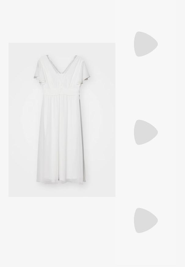 Valge kleit, millel on V-avaga kaelus, lühikesed lokkis varrukad ja plekitud vöökoht. Tekstureeritud rinnaosa koos kihilise, voolava seelikuosaga.; Mustast rihmajalatsid ruudukujulise varba ja madala ploki kontsaga. Omab mitmeid õhukesi rihmasid ja reguleeritavat pahkluu rihma. Valmistatud siledast nahast.; Mustast nahast õlakott, mis omab siledat tekstuuri, ristküliku kuju ning esiküljel metallketi detaili. Reguleeritav rihm on kaasas.; Hõbedane kahekordne rõngas sujuva, poleeritud pinnaga. Omab voolavat, kõverat disaini, millel on kattuvad sektsioonid, et saavutada kaasaegne ilme.