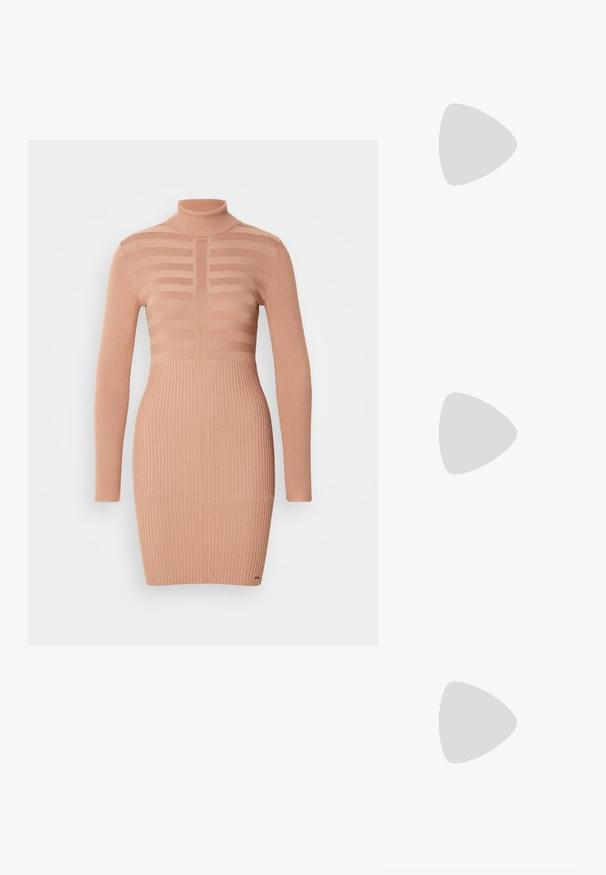 Robe en tricot de pêche doux avec un col haut. Présente une texture côtelée contrastant avec des sections rayées sur le corps et les manches.; Bottes de cow-boy en cuir tan avec un bout pointu, des motifs en spirale brodés sur la tige, et un talon bloc empilé. Équipées d'une languette pour un enfilage facile.; Sac hobo en cuir noir avec une seule poignée ronde et douce ; présente une texture lisse et un design minimaliste. Pas de matériel ou d'accents visibles.; Boucles d'oreilles en or en forme de cerceau avec une texture et une forme irrégulière. Présentent une fermeture sans couture et une finition polie, soulignant un design moderne.