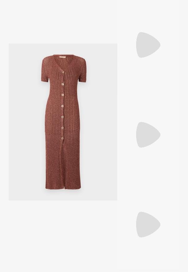 Knielanges geripptes Kleid in Rostfarbe, mit V-Ausschnitt, kurzen Ärmeln und sechs vorderen Knöpfen sowie einem Mittelschlitz-Detail.; Schwarzer Leder-Slingback-Schuh mit spitzem Zehenbereich, schlankem Absatz und goldfarbener Hardware-Akzent am Vorderfuß. Glatte Textur und strukturierte Form.; Schwarze Ledertasche mit einer geschwungenen Form, schmalem Griff, silbernem Reißverschluss und Calvin Klein-Logo auf der Vorderseite. Glatte Textur und minimales Design.; Goldfarbene Tropfenohrringe mit einer tränenförmigen Silhouette, die ein glänzendes metallisches Finish und einen silberfarbenen Perlenakzent aufweisen.