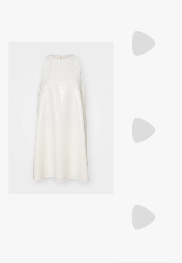 Robe sans manches blanche avec texture en sequins, décolleté arrondi et zip dans le dos. Coupe ample avec une silhouette droite.; Chaussure slingback en cuir noir avec un bout pointu et un capuchon métallique doré. Présente un design découpé et un talon fin avec une sangle ajustable.; Sac à main noir avec une texture lisse, doté d'une bandoulière en chaîne dorée, d'une fermeture éclair et d'un emblème décoratif doré à l'avant.; Boucles d'oreilles en ton or avec plusieurs chaînes en cascade, présentant des accents en strass ovales transparents et des dessus à clous décoratifs.
