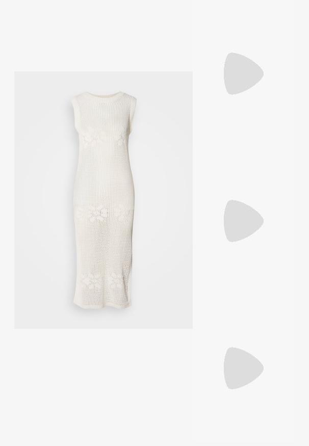 Długa, biała, bezrękawna sukienka z materiału o otwartym splotcie, zdobiona kwiatowymi wzorami w okolicy talii. Prosty krój.; Liliowe klapki na obcasie z przezroczystą górą z plastiku i przezroczystym słupkiem. Gładka tekstura, otwarty nos, minimalistyczny kształt.; Torebka z koralikami w żywych kolorach: różowym, pomarańczowym, niebieskim i brązowym. Teksturowana powierzchnia z okrągłymi koralikami i organicznymi kształtami, mocne uchwyty.; Srebrny kolczyk w kształcie koła z polerowanym wykończeniem, z małymi złotymi akcentami, noszony na płatku ucha.