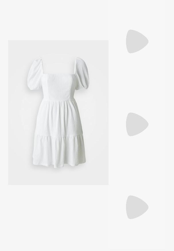 Vestido branco com decote quadrado, mangas bufantes e tecido texturizado. Apresenta uma saia em camadas que termina acima do joelho. Sem padrões visíveis.; Sapato slingback preto em pele patentada com bico apontado, tiras no tornozelo apresentando fivelas e acessórios prateados, e um salto elegante.; Bolsa de mão metálica dourada com um design estruturado, textura suave e alça ajustável. Apresenta uma forma triangular única e costura minimalista.; Brincos em tom de ouro com formas onduladas e texturizadas. Inclui studs escultóricos com presilha e um design de argola aberta com um acabamento martelado.