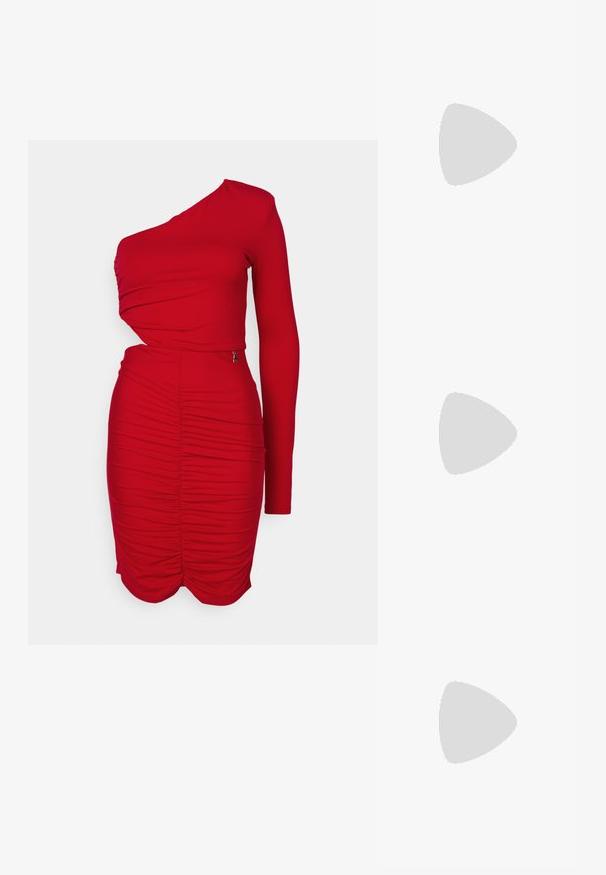 Červené šaty s naberaným efektom a asymetrickým dizajnom na jedno rameno. Vyrobené z elastického materiálu, obsahujú zberané detaily a bočné zapínanie na zips.; Čierna kožená vysoká topánka s ihlovým podpätkom a špičatou špicou, hladkou textúrou a zúženým podpätkom. Minimalistický dizajn, bez ďalších ozdôb.; Čierne hexagonálne slnečné okuliare s gradientovými šošovkami, majú lesklý povrch a diskrétne logo na stranici. Vyrobené z odolného plastu.; Čierna kabelka s dvojitými krátkymi rúčkami a odnímateľným ramenným popruhom. Hladký materiál podobný koži s uzatváraním na zips a detailom loga.