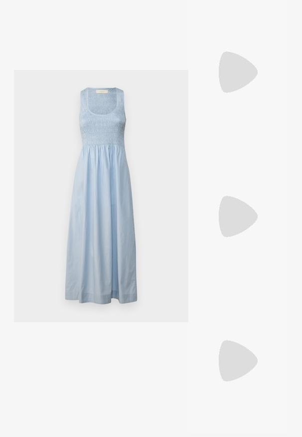 Faithfull the brand MATERA MIDI  - Jurk - sky blue; Zwarte gepatenteerde leren slingback pumps met een spitse neus, verstelbare enkelband en een gematigd blokhak. Gladde textuur met een glanzende afwerking.; Zwarte leren handtas met een gestructureerde oppervlakte, zilveren hardware, sluiting met een haak, en een korte handgreep om te dragen. Compacter en gestructureerd ontwerp.; Zwarte leren handtas met een gestructureerde oppervlakte, zilveren hardware, sluiting met een haak, en een korte handgreep om te dragen. Compacter en gestructureerd ontwerp.; Gouden metalen oorbellen met een gedraaide design, een gladde, glanzende oppervlakte en ronde vormen. Elke oorbel is ongeveer 5 centimeter groot.