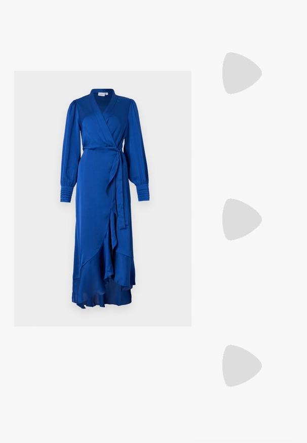 Modra obleka z zavihkom iz gladkega materiala z dolgimi napihnjenimi rokavi, veznim pasom in tekočim robom. Ima globok V-izrez in plastev krila.; Čevlji z visoko peto in konico, v barvni kombinaciji srebrne, zlate in nude. Sijajna obdelava z izrezljanim dizajnom, z igličasto peto.; Srebrna kovinska torbica z mehko, zaobljeno obliko in zavezano zgornjo zaporo. Narejena iz gladkega umetnega usnja.; Srebrni uhani v obliki obročka s spiralnim dizajnom, ki imajo sijajno površino in zapiralo na zadnji strani. Mere znašajo približno 3 cm v premeru.