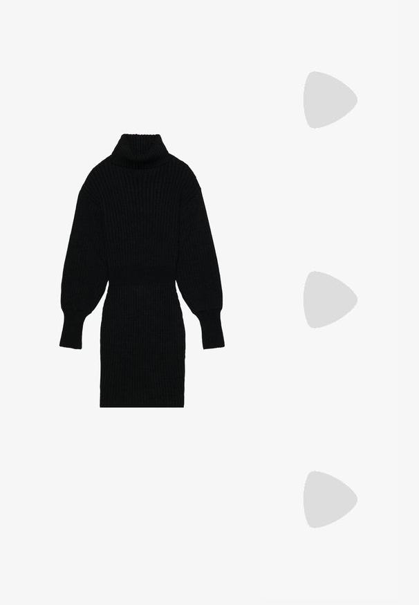 Robe en tricot côtelé noire avec un col haut, des manches ballon longs et une taille cintrée, mettant en valeur un tissu texturé et une silhouette épurée.; Escarpins slingback en cuir verni noir avec un embout pointu, un design à découpes arrondies et un talon carré. Présente un accent de boucle en ton doré.; Lunettes de soleil noires surdimensionnées avec des verres dégradés, monture épaisse et détails en chaîne dorée sur les branches.; Sac à main noir à la forme structurée, texture lisse et fermoir métallique. Associé à un pantalon noir ample et des sandales ouvertes sur un sol en bois.