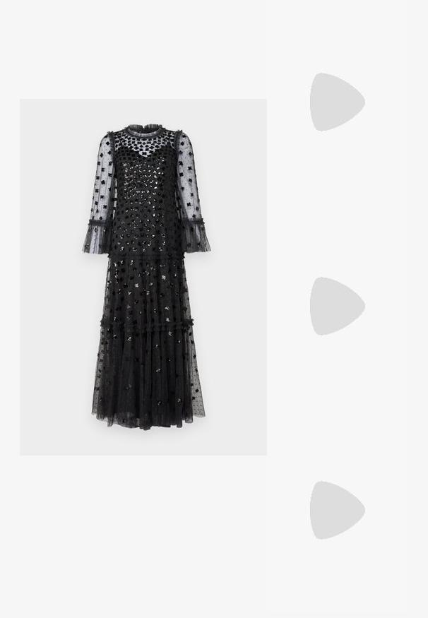 Needle & Thread GLISTEN TIERED GOWN - Robe de cocktail - graphite; Sandales dorées à talons avec un devant noué, texture plissée et une bride de cheville. Le talon carré a un design strié, améliorant l'adhérence.; Sac en cuir noir porté en travers avec deux poches avant, boucles dorées, fermeture zippée et une sangle fine. Surface texturée et forme rectangulaire compacte.; Boucles d'oreilles en métal doré en forme d'anneau, avec une forme courbée et allongée. Elles présentent une surface lisse et brillante avec une pointe arrondie pour un détail supplémentaire.