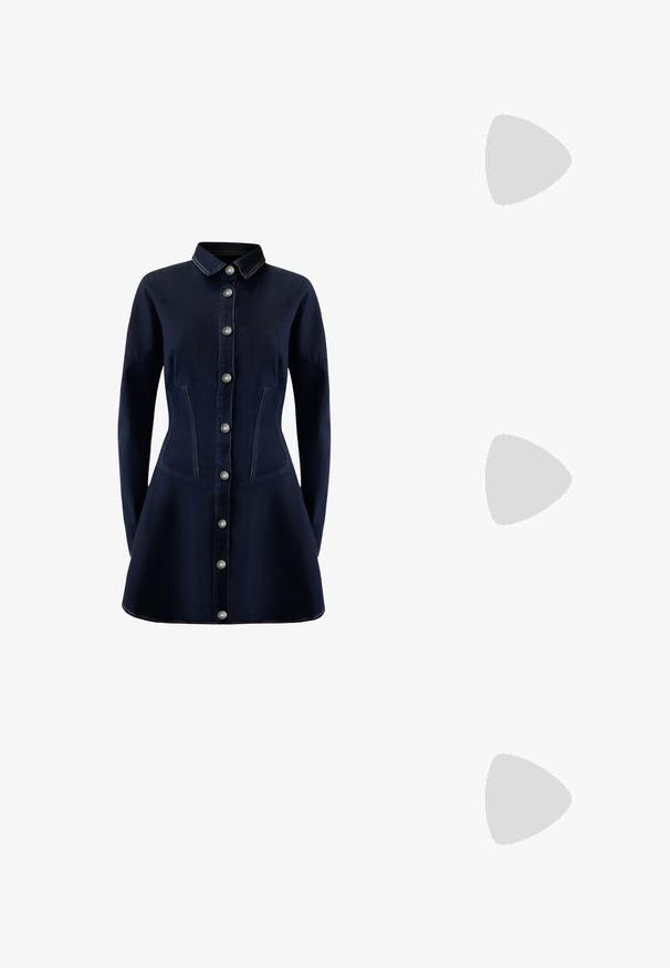 Mörkblå långärmad knäklänning med en figursydd midja, krage och silverfärgade runda knappar framtill.; Svart lackläder slingbacksko med spetsig tå, ankelremmar med silverfärgade spännen och detaljer samt en smal klack.; Guldfärgad metallhandväska med en strukturerad design, slät textur och justerbar rem. Har en unik triangulär form och minimalistisk sömnad.; Örhängen i guldton med texturerade, vågiga former. Inkluderar skulpturala clip-on-stift och öppen hoop-design med hamrad finish.