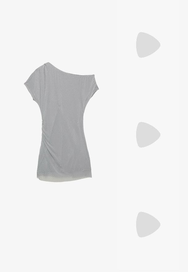 Svetlo šedé krátke šaty s krátkym rukávom, pokryté drobnými striebornými cvočkami rovnomerne rozloženými na látke, s voľným strihom a jemným splývaním na bokoch.; Zlaté kovové sandále na vysokom podpätku s popruhom okolo členka, dvoma úzkymi prednými pásmi a blokovým podpätkom. Obsahuje dekoračné ozdoby.; Žltá falošná krokodília kabelka so štruktúrovaným dizajnom, horným držadlom, odnímateľným reťazovým popruhom a dekoratívnym kryštálovým ozdobením na zapínaní.; Náušnice z kovu v zlatej farbe s elegantným, zakriveným dizajnom. Majú charakteristický špicatý tvar, leštený povrch a uzáver na pánt.