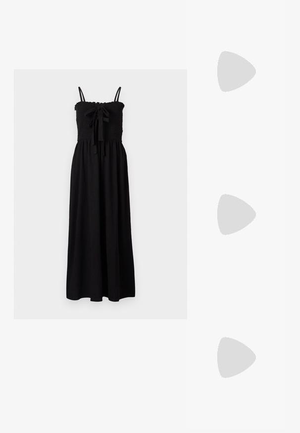 Crna maxi obleka s smocked bodice, nastavljivimi naramnicami in zaveznim detajlom spredaj. Narejena iz teksturirane tkanine.; Črne usnjene sandale z zasukanjem zgornjega dela, kvadratnim prstom in nizkim blokastim peto, ki se ponašajo z gladko teksturo in minimalističnim slogom.; Črne mačke-oko sončna očala z mat zaključkom, ki imajo sive tonirane leče, ostre kote in eleganten stranski del. Ime blagovne znamke je vidno na notranjem ročaju.; Črna tkana torba z dolgimi ročaji, ki vključuje snemljivo črno torbico z zlatim logotipom, teksturo in odprto zasnovo.