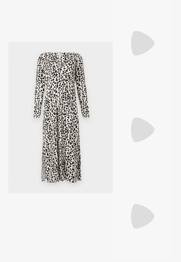 Vestido longo de creme com um padrão de manchas pretas, apresentando mangas compridas, decote em V e uma fenda lateral para maior liberdade de movimento.; As sandálias de salto alto pretas apresentam tiras finas com um design em nó, uma biqueira quadrada lisa e um elegante salto agulha.; Bolsa metálica cinza claro com uma alça de corrente, adornada com pequenos rebites metálicos circulares e um logótipo triangular da marca.; Brincos de argola prateados com um acabamento suave e brilhante. Forma arredondada, design leve, com fecho de pino.