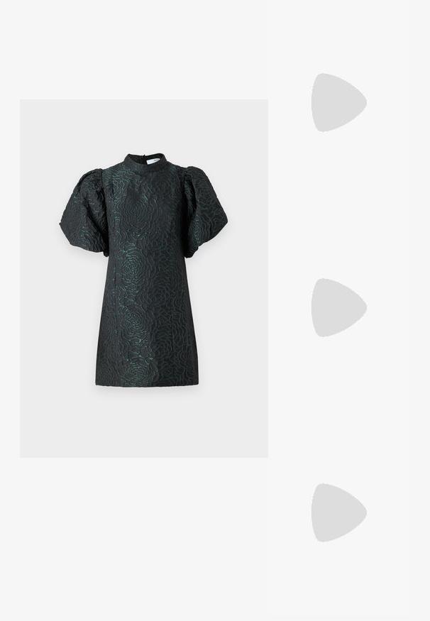 Selected Femme SLFSIV VILMA SHORT DRESS - Robe de soirée - scarab; Chaussure slingback en cuir verni noir avec un embout pointu, des brides de cheville avec des boucles en argent et des éléments en métal, et un talon fin.; Sac à main en faux crocodile jaune avec un design structuré, une poignée supérieure, une bandoulière en chaîne amovible, et un ornement cristallin décoratif sur le fermoir.; Boucles d'oreilles dorées présentant des formes texturées et ondulées. Comprend des clips sculpturaux et un design de créoles ouvertes avec une finition martelée.