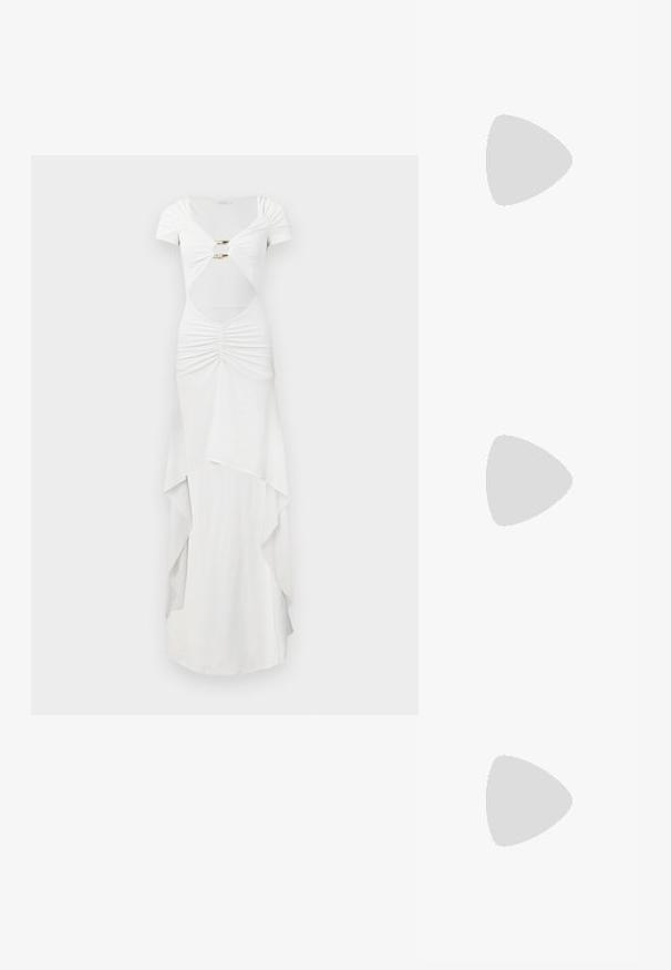 Weißes Maxi-Kleid mit kurzen Ärmeln, das mit Raffung, ausgeschnittenem Taillenbereich, goldenen Akzenten und mehrlagigem Rockdesign versehen ist.; Schwarzer Lackleder-High-Heel-Schuh mit spitzem Zeh, Knöchelriemen und dekorativen Perforationen entlang der Kante.; Schwarze Ledertasche mit strukturiertem Finish, ausgestattet mit zwei oberen Griffen, einem abnehmbaren Schultergurt und einem silbernen Verschlussdetail.; Klares Acryl-Hoop-Ohrringe mit Metalldetails in Goldton und polierter Oberfläche. Verfügt über ein glattes, rundes Design.