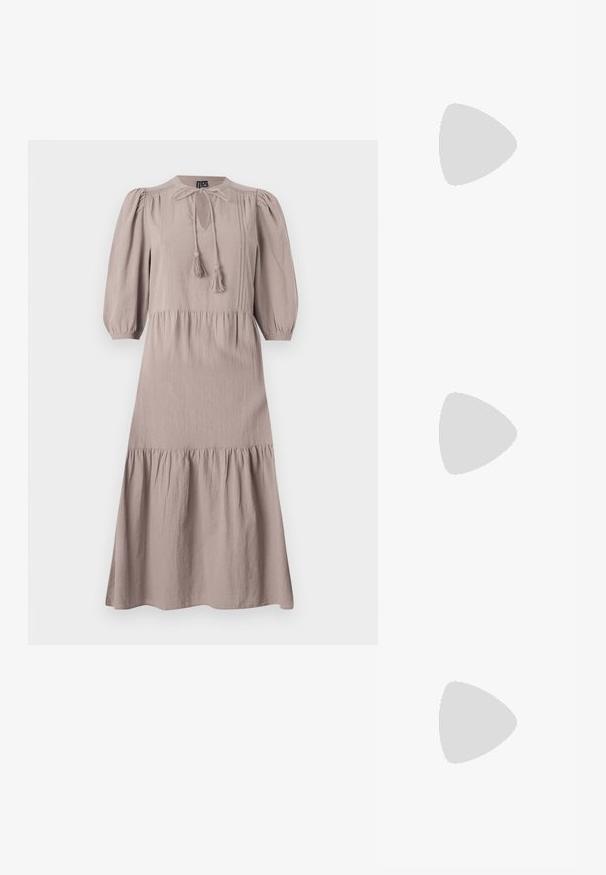 Maxiklänning i mjuk taupe-färg med rund hals, plisserade detaljer, puffärmar och ett lager på lager-skirt. Har en dragsko med tofsar.; Svart lackläder slingbacksko med spetsig tå, ankelremmar med silverfärgade spännen och detaljer samt en smal klack.; Silver metallic handväska med en strukturerad form, utrustad med ett handtag upptill och en rosettdetalj på framsidan. Slät textur, reflekterande finish.; Ring i guldutförande med en organisk, vriden design, slät yta och avsmalnande ändar, vilket ger ett modernt, skulpturalt utseende.