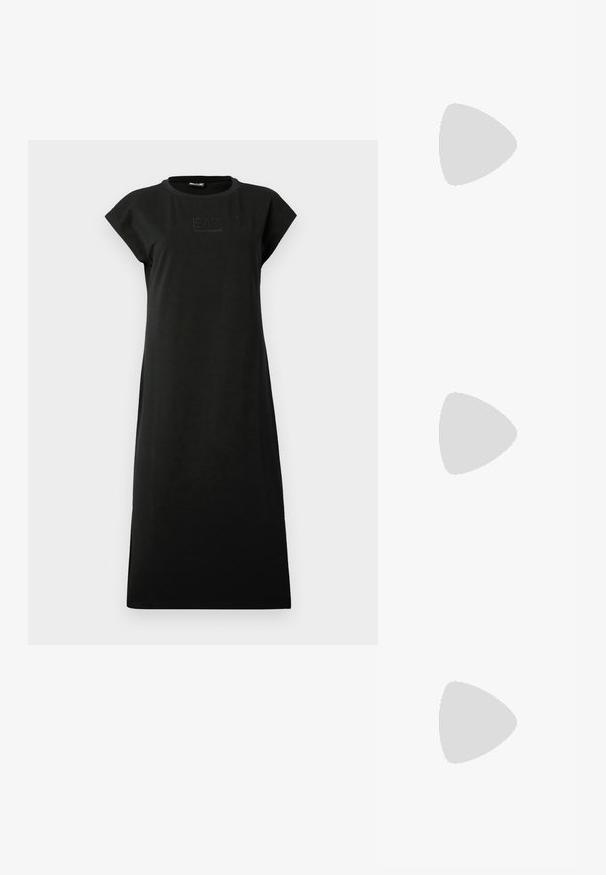 Čierne bavlnené šaty s rovnakým tvarom, krátkymi rukávmi typu cap a okrúhlym výstrihom. Na prednej strane je osvetlený detail s logom.; Bežové lakované sandálové topánky s špicatou špičkou, štíhlým čiernym podpätkom a kovovými zlatými akcentmi na bokoch.; Čierne nadrozmerné slnečné okuliare s geometrickým tvarom, gradientovými šošovkami a zlatými doplnkami na ramenách. Vyrobené z odolného plastového materiálu.; Hnedá taška cez rameno vyrobená z textúrovaného syntetického materiálu, zdobená celoplošným geometrickým vzorom, s dvojitými uchami a strieborným príveskom.