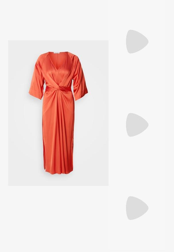 Rochie satin de culoare orange cu decolteu adânc în V, mâneci ample și un detaliu cu nod în față. Fusta are o fanta pe lateral pentru un plus de detaliu.; Pantofii slingback din piele lăcuită neagră cu toc înalt, vârf ascuțit, brățară reglabilă la gleznă și părți laterale deschise. Textură netedă.; Ochelari de soare negri, supradimensionați, cu lentile degradate, rame groase și detalii cu lanț de ton auriu pe brațele templului.; Set de 16 brățări argintii cu diverse texturi, inclusiv model neted, răsucit și cu bănuți, aranjate în patru rânduri pe un fundal alb.