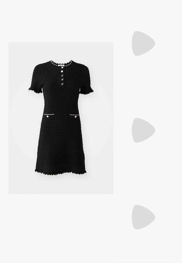 sandro ROBE ENCOLURE TUNISIEN - Strickkleid - noir; Schwarze Lack-Slingback-Pumps mit spitzem Zehenbereich, versehen mit strukturiertem Schlangenprint, verstellbarem Riemen und einem kurzen, strukturierten Blockabsatz.; Silberner Glitzer-Clutch mit strukturiertem Design, ausgestattet mit einem goldenen Kettenriemen und einemverschluss. Mit einem dezenten Logo akzentuiert.; Ohrringe in Goldfarbe mit einem rechteckigen, durchsichtigen Kristall, der unter einer Reihe kleiner, runder klarer Akzente hängt. Elegantes, modernes Design.