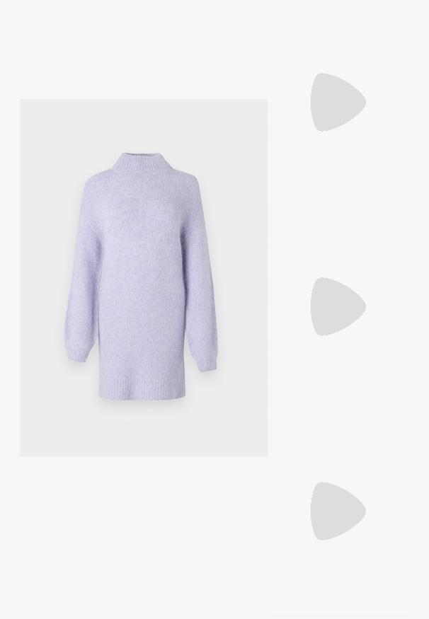 Maglione a dolcevita lilla realizzato in morbido tessuto a maglia. Presenta maniche oversize e un orlo a costine. Finitura leggermente texturizzata con un taglio morbido.; Mocassini crema con una fascia a motivi beige, suola spessa in gomma marrone e cuciture decorative lungo i bordi. Finitura in pelle liscia.; Borsa a tracolla in pelle nera con forma arrotondata, una tracolla ampia e una finitura testurizzata. Presenta un dettaglio di cucitura discreto e un dettaglio in metallo dorato.; Orecchini a perno in tono oro con design intrecciato. Ogni orecchino presenta uno sfondo circolare trasparente per una vestibilità sicura.