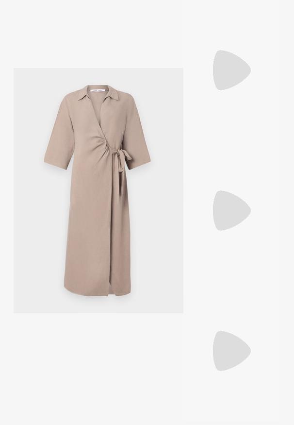 Vestito a portafoglio beige in tessuto leggero, con scollatura a V, maniche corte e un dettaglio legato in vita. Design di lunghezza intermedia.; Sandali neri con tacco alto presentano sottili cinturini con design annodato, una punta quadrata liscia e un elegante tacco a spillo.; Borsa a mano metallica grigia chiara con tracolla a catena, impreziosita da piccoli chiodi metallici circolari e da un logo triangolare del marchio.; Orecchini in catena d'oro con un design accentuato da cristallo trasparente, con la marcatura incisa "GUESS" e una finitura liscia.