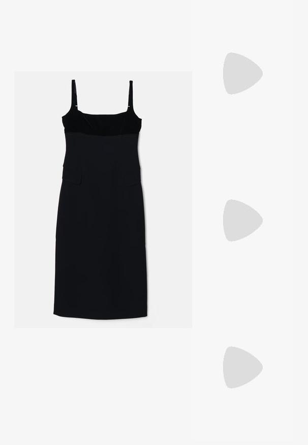 Čierne bezrukávové šaty s sametovým telom a priliehavým strihom, s dvoma vreckami. Hladká textúra a rovný lem pre elegantný siluetu.; Čierne kožené slingback vysoké podpätky s dizajnom špicatých špičiek, s výrezom vpredu a tenkým stiletto podpätkom.; Mascara Listová kabelka - gold-coloured/silver-coloured; Prsteň v zlatej farbe s organickým, skrúteným dizajnom, hladkým povrchom a zužujúcimi sa koncami, vytvárajúci moderný, sochársky vzhľad.