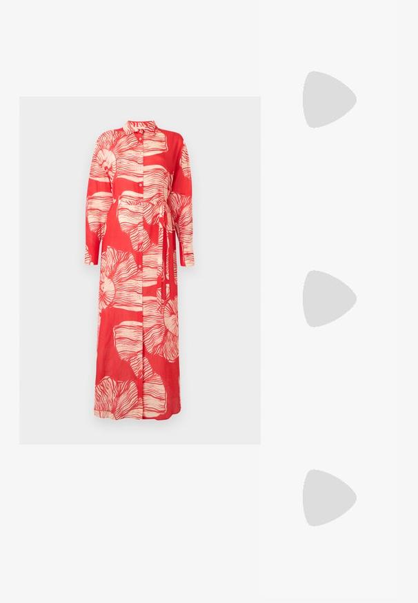Rochie roșie cu mâneci lungi și guler, cu un model floral alb și talie legată. Fabricată dintr-un material ușor, cu închidere cu nasturi.; Sandale negre cu toc înalt au curele subțiri cu un design legat, un vârf pătrat neted și un toc stiletto elegant.; Geantă metalică gri deschis, cu un strap din lanț, decorată cu mici ținte circulare metalice și un logo de marcă triangular.; Cercei rotunzi din argint cu un finisaj neted și strălucitor. Design ușor, având o formă rotundă și închidere cu tijă.