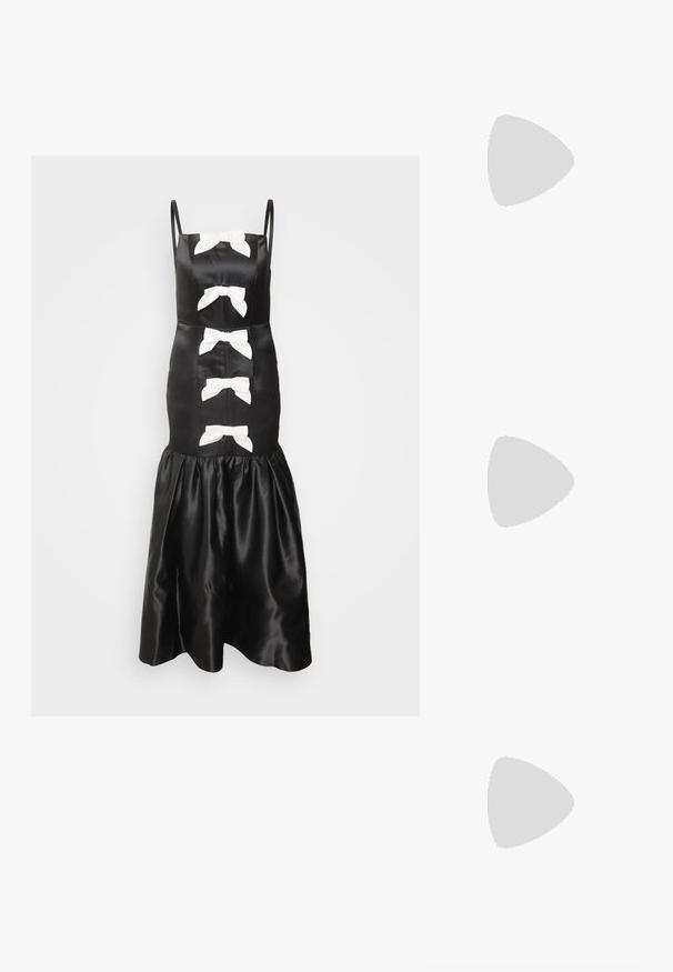 Svart satengkjole med hvite sløyfe-detaljer, tynne stropper, en tettsittende overdel og en utsvungen, volangkant. Glatt tekstur og klassisk design.; Sorte patentlær ankle boot med spiss tå og en mellomhøy blokkhelt. Glatt tekstur og minimalistisk design.; Sorte katteøyne solbriller med mørke linser, tykke rammer og subtile detaljer. Båret med en svart frakk og grå topp, med langt, rett hår.; Svart lærveske med en strukturert, triangulær form, tynn stropp og detaljer i gulltone som har en logo-plakett på den fremre klaffen.
