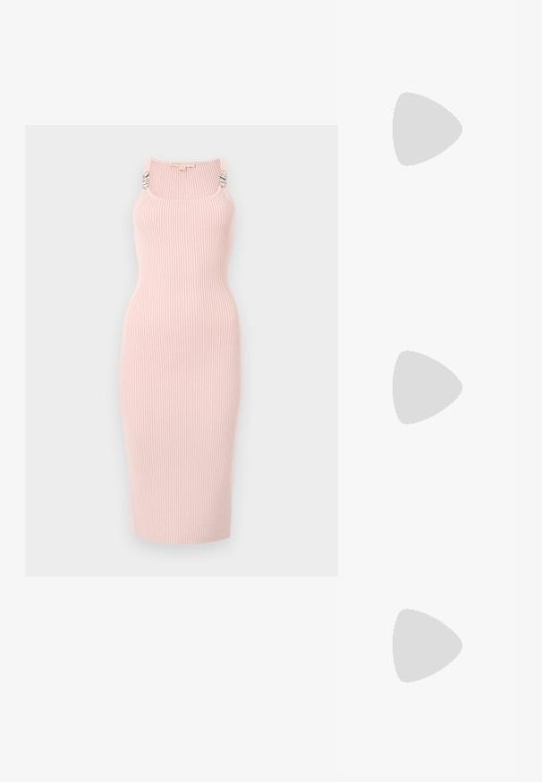 Rochie tricotată roz, cu un siluetă dreaptă, decolteu pătrat și accente argintii pe bretele. Lungime până la jumătatea gambei.; Pantofi cu toc slingback negri din patent, cu vârf ascuțit, cu imprimeu de șarpe texturat, curea ajustabilă și toc scurt texturat.; Geantă neagră din piele, tip crossbody, cu două buzunare frontale, catarame aurii, închidere cu fermoar și o curea subțire. Suprafață texturată și formă rectangulară compactă.; Cercei din metal auriu, cu un design curbat și alungit. Au o suprafață netedă și strălucitoare, cu un vârf rotunjit pentru un detaliu suplimentar.