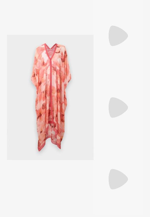 Ružový kvetinový kaftan z ľahkého, priesvitného materiálu. Má výstrih do V, krátke rukávy a predný zapínací systém na gombíky s gradientnými vzormi.; Čierne kožené baleríny s okrúhlou špičkou, hladkým povrchom, minimálnym prešívaním a flexibilným dizajnom podrážky.; Čierne uhlové slnečné okuliare s tmavými sklami, s matným povrchom a zlatým logom "VERSACE" na boku. Odolný plastový rám.; Čierna syntetická plecnička s oblým siluetom, textúrovaným povrchom, zlatým trojuholníkovým logom a odnímateľnými kovovými detailmi.