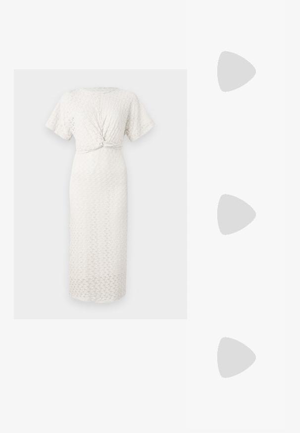 Vestido de malha de cor creme com decote redondo, mangas curtas e detalhe de cintura com nó; o padrão apresenta designs texturizados e elevados.; Sapato slingback preto em pele patentada com bico apontado, tiras no tornozelo apresentando fivelas e acessórios prateados, e um salto elegante.; Bolsa de couro preta com forma curva, alça destacável e detalhes em dourado. A bolsa possui uma aba com detalhe de fivela.; Brincos em tom de ouro com formas onduladas e texturizadas. Inclui studs escultóricos com presilha e um design de argola aberta com um acabamento martelado.
