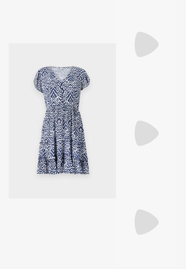 Modrá a biela šatka s vzorom, ktorá má výstrih do V, krátke puffové rukávy, elastický pás a tierované volánikové zakončenie. Vyrobená z ľahkého materiálu.; Čierne kožené baletky, špicatý špička, minimalistický dizajn, hladká textúra, nízky podpätok, bez viditeľných prvkov alebo ozdôb.; Čierna kožená crossbody taška s hladkou textúrou, obdĺžnikovým tvarom a kovovým reťazovým detailom na prednej strane. Súčasťou je nastaviteľný popruh.; Strieborný prsteň s dvojitým pásikom s hladkým, lesklým povrchom. Má plynulý, zakrivený dizajn s prekryvajúcimi sa časťami pre moderný vzhľad.