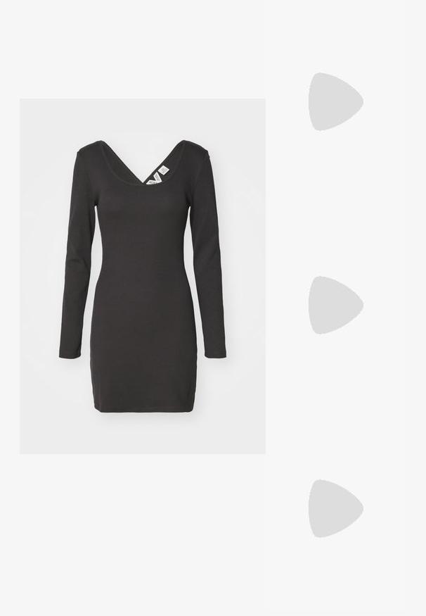 Robe noire à manches longues et à côtes, avec un décolleté en V profond et une silhouette ajustée. Le tissu semble extensible avec une texture lisse.; Sandales à talons vernies noires avec un bout carré, des sangles autour de la cheville et des boucles en argent. Dotées d'un talon bloc épais pour plus de stabilité.; Lunettes de soleil en écaille de tortue avec des verres ovales, teintés de marron, branches fines avec un motif texturé, monture en plastique légère.; Sac à main en cuir noir avec une forme courbée, bandoulière amovible et des accessoires en or. Le sac est doté d'un rabat avec un détail de boucle.