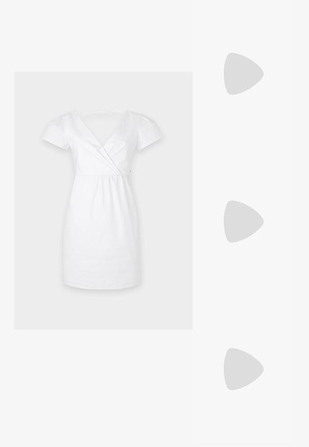 Witte jurk van katoen met korte pofmouwen, een diepe V-hals en een geplooide taille. Glad textuur, boven de knie lengte, en minimale details.; Witte korte mouwen t-shirt van ribstof. Ronde halslijn, normale pasvorm en subtiele stiksels. Geen patronen of grafische elementen.; Zwarte leren ballerina met een ronde neus, gladde textuur, minimale stikdetails en een flexibele zoolontwerp.; Bruine leren handtas met een klep sluiting, gouden hardware, een schouderband en een gladde textuur. Compact rechthoekige vorm.