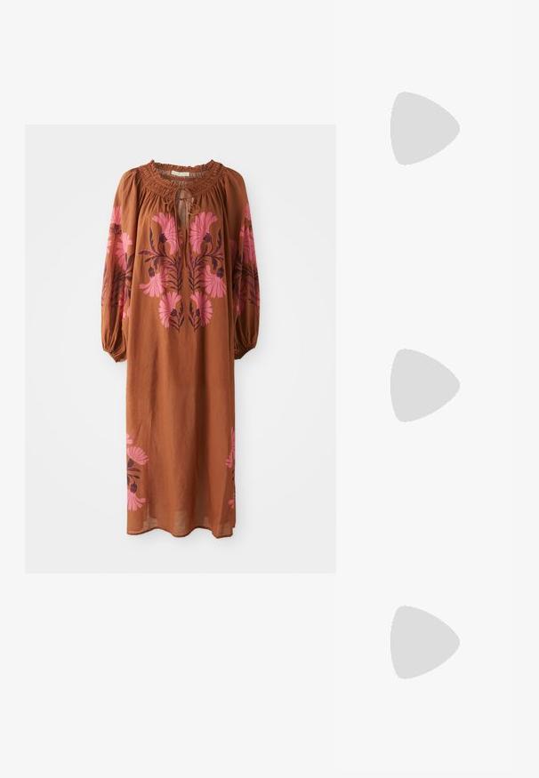 Vestido marrón, fluido y de mangas largas. Presenta un escote fruncido con cierre de lazo y bordado de flores en tono rosa a cada lado.; Chancla negra con un diseño minimalista, que presenta tiras delgadas y una suela plana. El material parece plástico con una textura suave.; Grandes gafas de sol cuadradas con montura de carey marrón y lentes rosa degradados. Presentan un acento de logotipo dorado en la patilla.; Pendientes de perla plateada con forma curva de frijol. Superficie lisa y brillante, asegurados con un cierre de bayoneta.