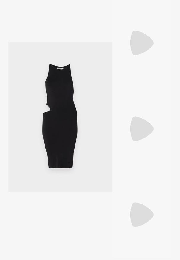 Μαύρο πλεκτό φόρεμα με ραβδωτή υφή, χαρακτηριστικά ψηλό λαιμό και ασύμμετρο κόψιμο στην αριστερή πλευρά, με σφιχτή εφαρμογή και μήκος μέχρι το γόνατο.; Μαύρο παπούτσι slingback με αιχμηρή μύτη και χαμηλό τακούνι, κατασκευασμένο από λείο δέρμα με σχέδιο κοπής στη πλευρά για αερισμό.; Μαύρη δερμάτινη τσάντα με υφή, που διαθέτει δύο επάνω χερούλια, αποσπώμενη λουρί ώμου και λεπτομέρεια από ασημένιο κούμπωμα.; Χρυσές σκουλαρίκια σε σχήμα μισοφέγγαρου, με γυαλιστερή επιφάνεια και κλείσιμο με μεντεσέ. Η λεία υφή και η ανακλαστική φινίρισμα ενισχύουν την ορατότητα.